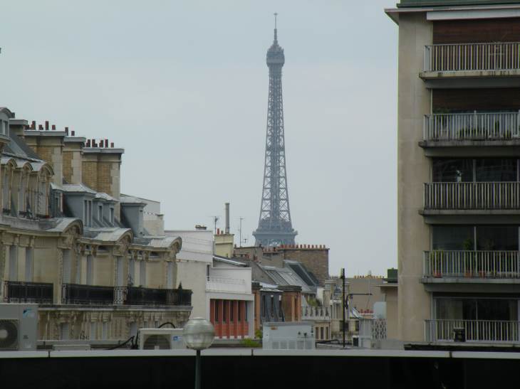  flèche de la Tour Eiffel et toits d'immeubles